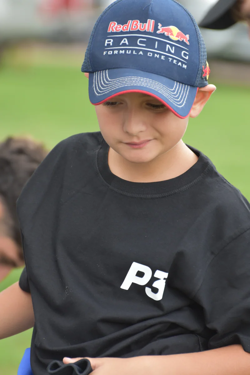 Persona de la comunidad usando indumentaria P3