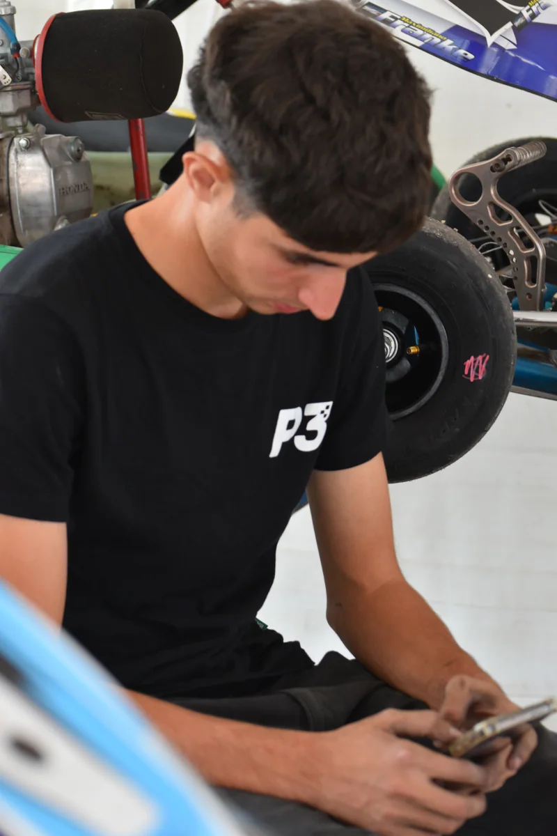 Persona de la comunidad usando indumentaria P3