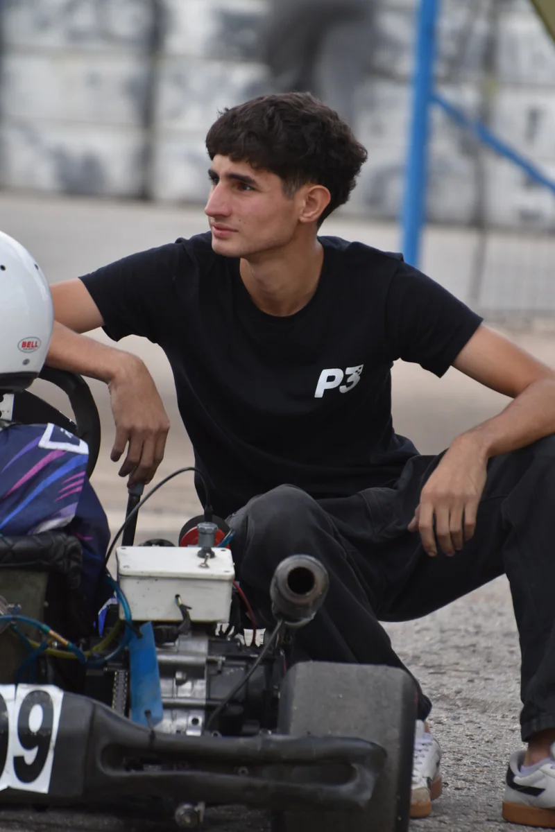 Persona de la comunidad usando indumentaria P3
