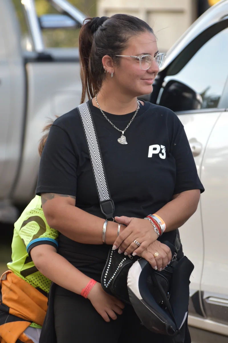 Persona de la comunidad usando indumentaria P3