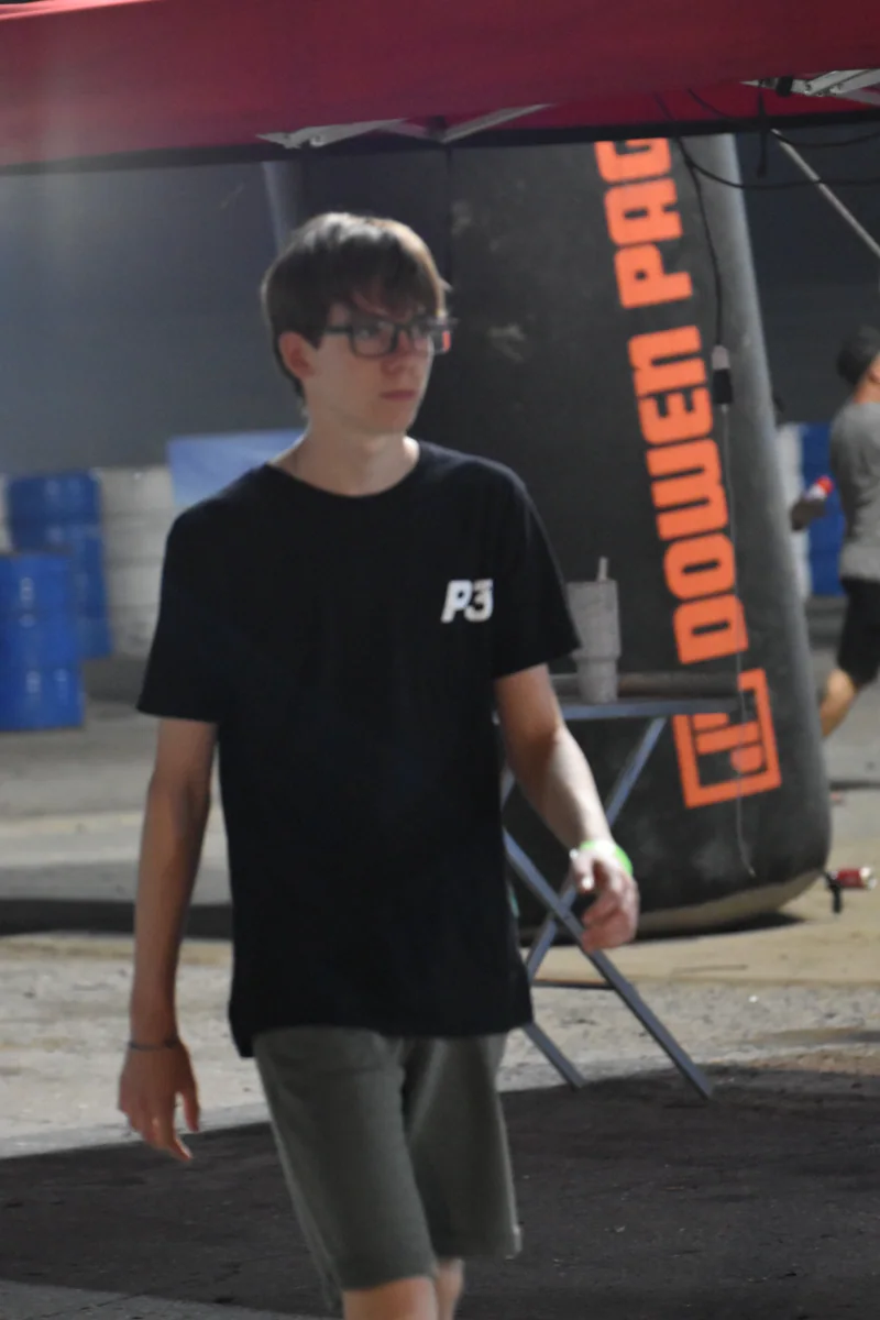 Persona de la comunidad usando indumentaria P3
