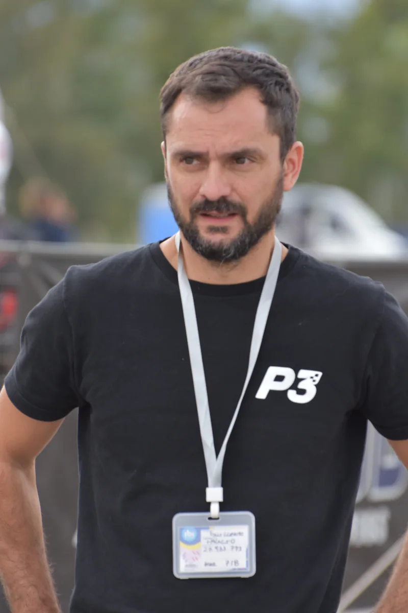 Persona de la comunidad usando indumentaria P3