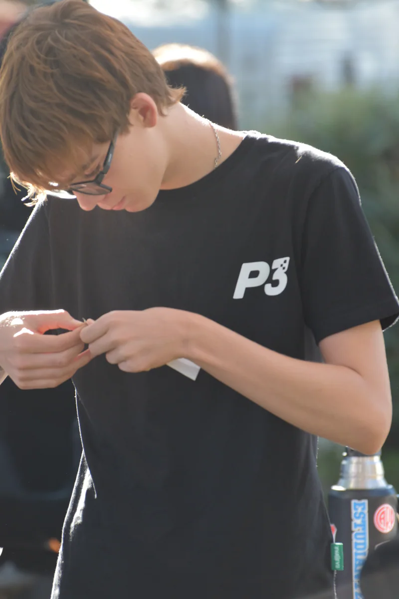 Persona de la comunidad usando indumentaria P3