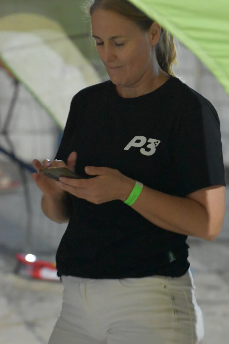 Persona de la comunidad usando indumentaria P3