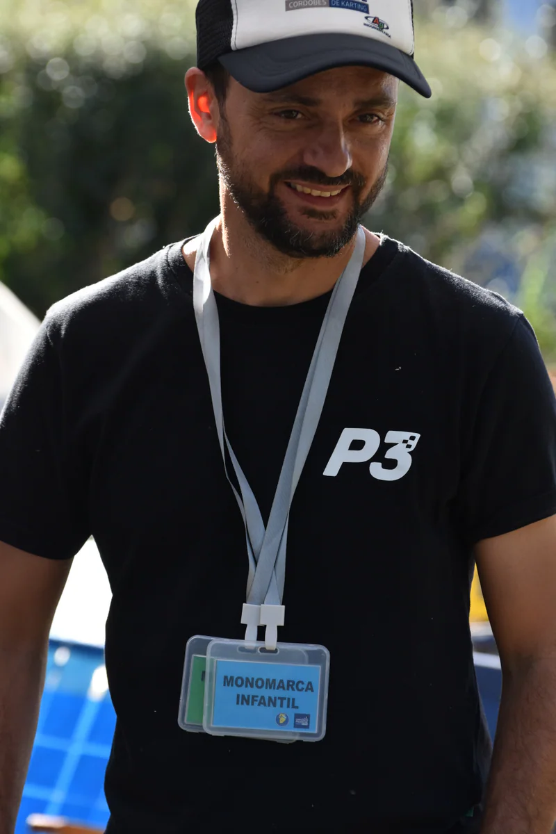 Persona de la comunidad usando indumentaria P3