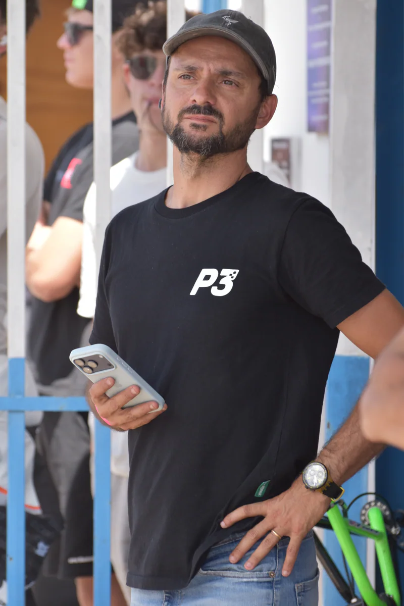 Persona de la comunidad usando indumentaria P3