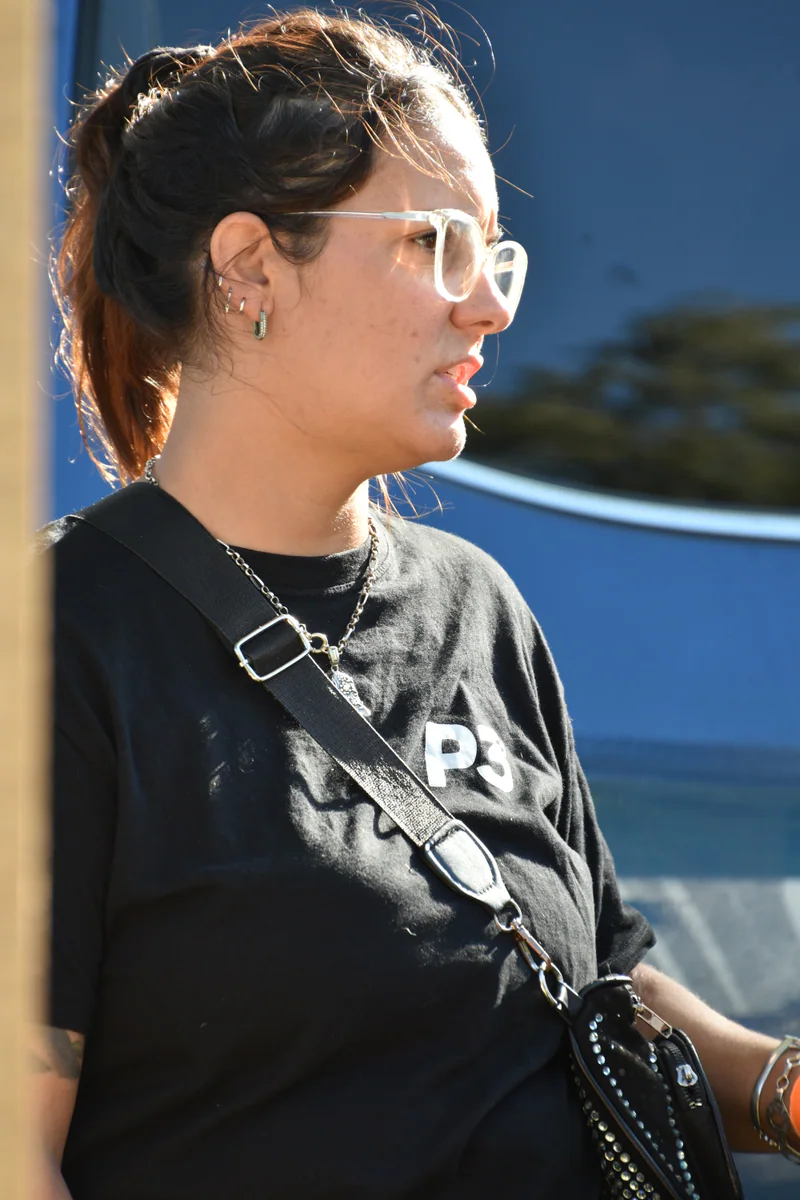 Persona de la comunidad usando indumentaria P3
