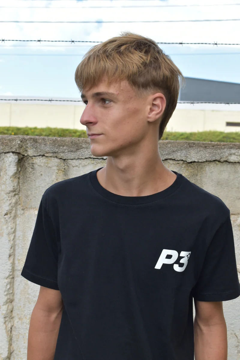 Persona de la comunidad usando indumentaria P3