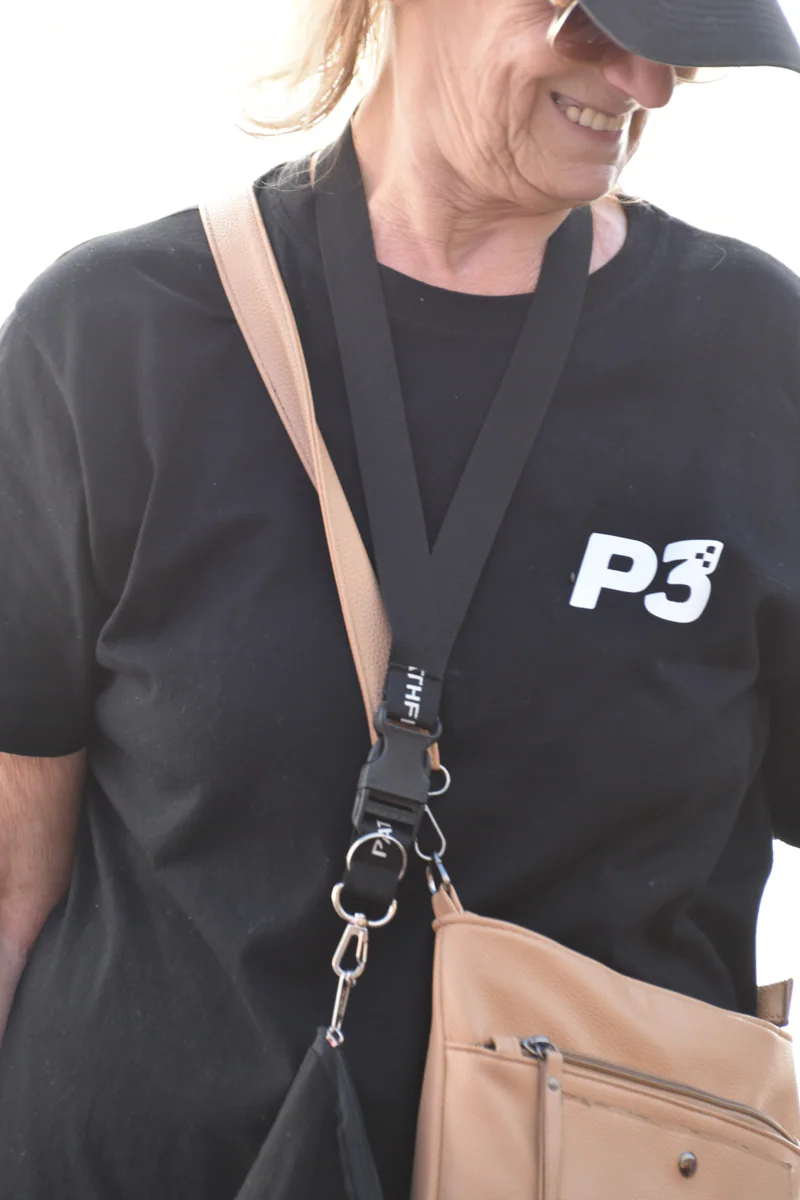 Persona de la comunidad usando indumentaria P3