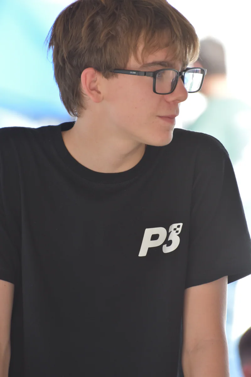 Persona de la comunidad usando indumentaria P3