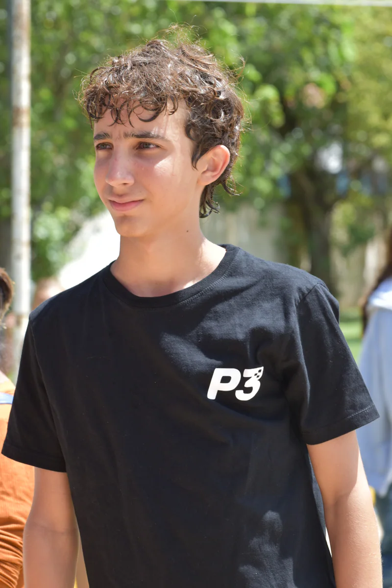 Persona de la comunidad usando indumentaria P3