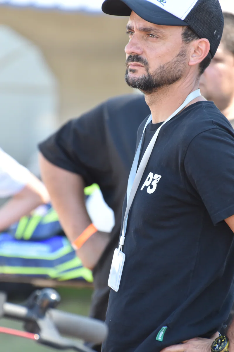 Persona de la comunidad usando indumentaria P3
