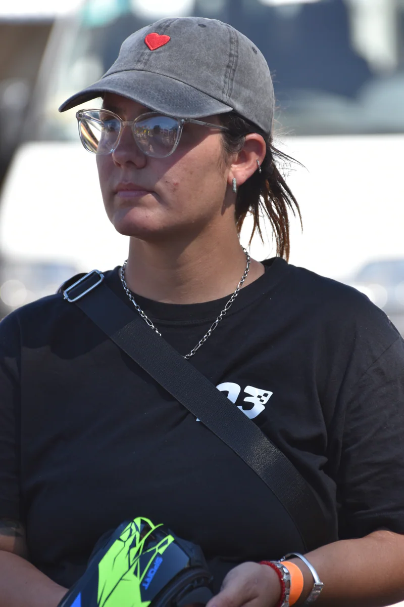 Persona de la comunidad usando indumentaria P3