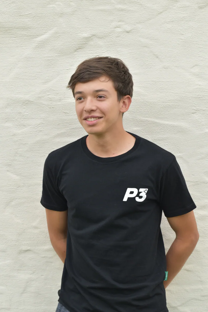 Persona de la comunidad usando indumentaria P3